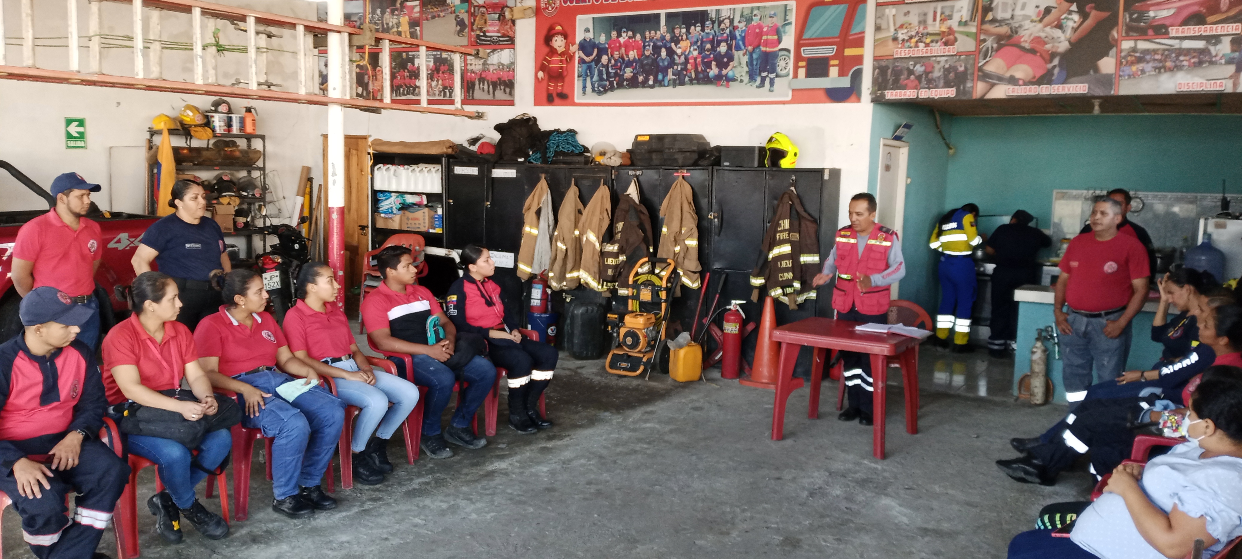 ReuniÃ“n entre jefatura con el personal bomberil voluntarios